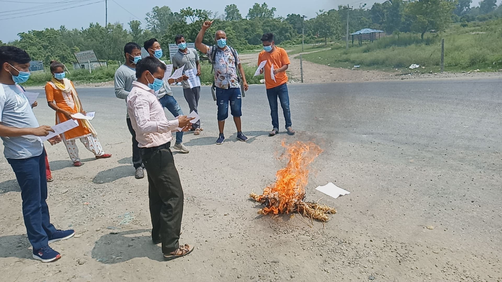 कैलालीमा प्रधानमन्त्री ओली र उपप्रधानमन्त्री महतोको पुतला दहन